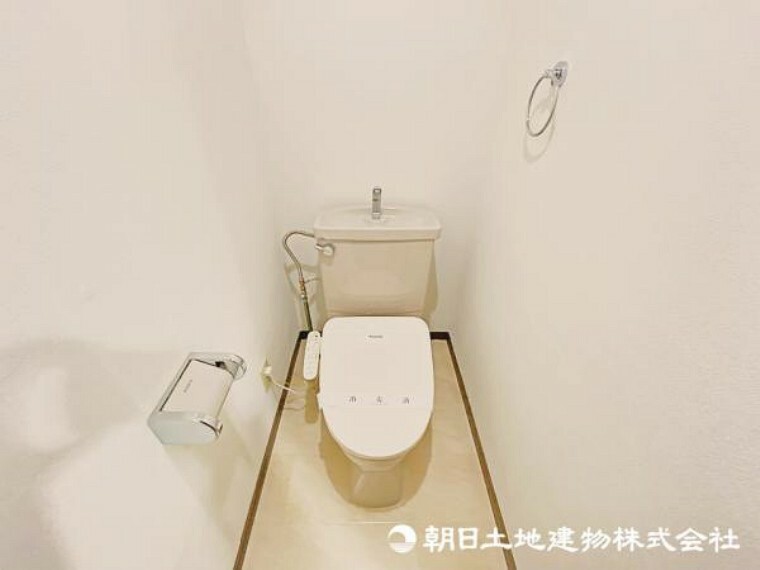 シャワートイレを新規交換。白でまとめられた清潔感のある快適な空間です！