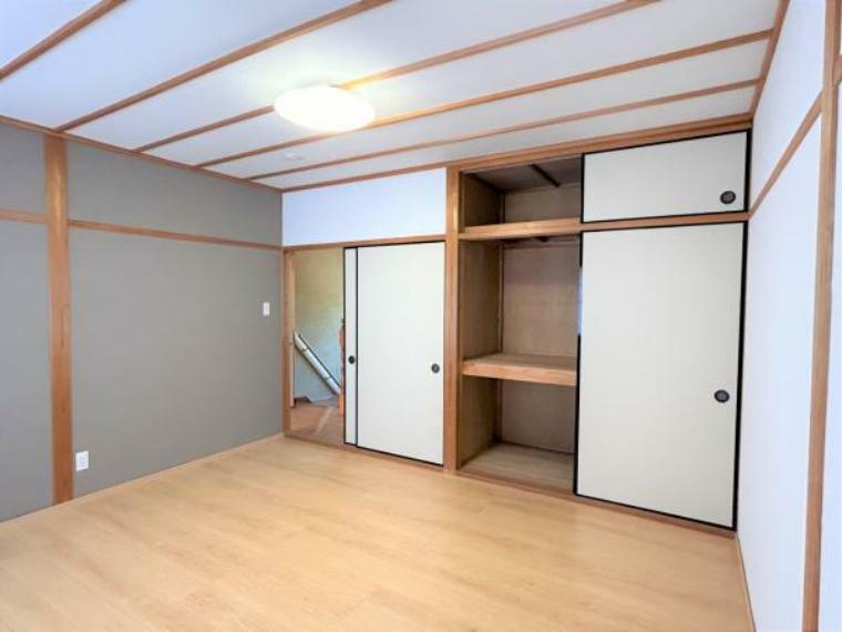 【リフォーム済み】2階8畳の洋室収納です。十分なスペースがありますので具夫婦の寝室にいかがでしょうか。