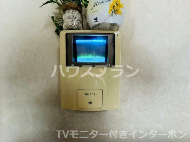 テレビモニター付きインターホンは、ドアベルが鳴ると、 テレビ画面に訪問者の映像が表示される便利な装置です。リアルタイムで訪問者を確認でき、 ドアを開ける前に安全に対応できます。