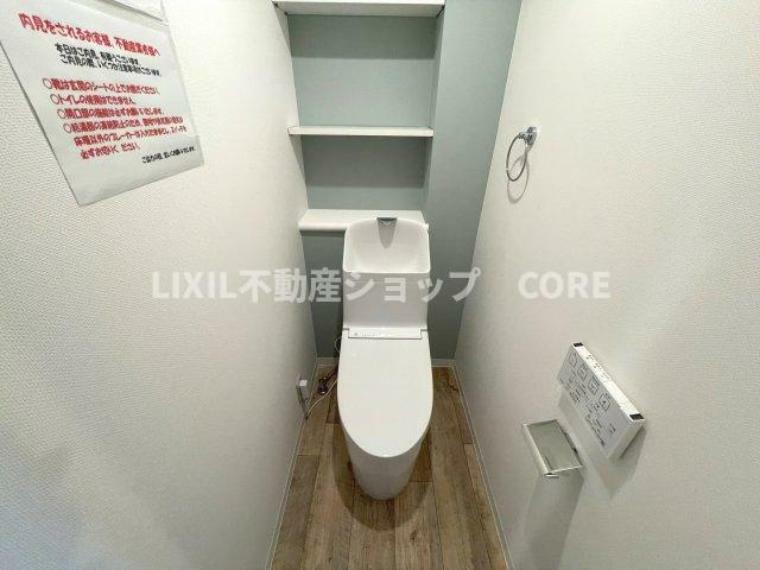 見た目もスッキリとしたデザインのトイレには温水洗浄暖房便座付き。