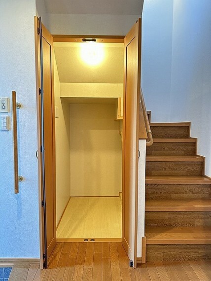 階段の下の空間も無駄にしない一工夫、ここにも小さな収納があります。