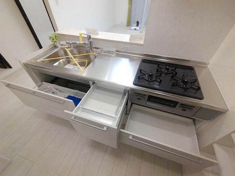 キッチンは大容量タイプのシンク下収納で整理整頓がしやすいです