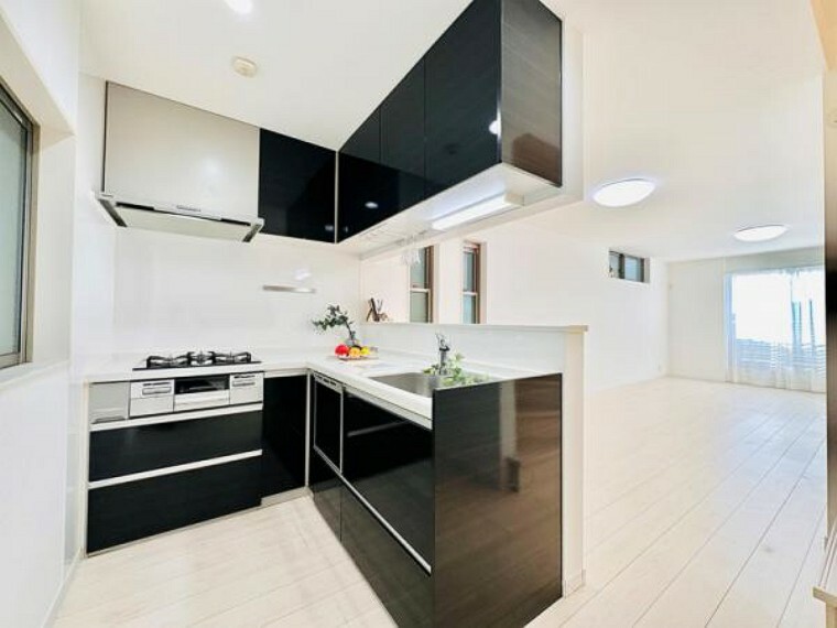 【キッチン】収納力も豊富で幅広いキッチンの空間はスムーズな動線を確保しております。
