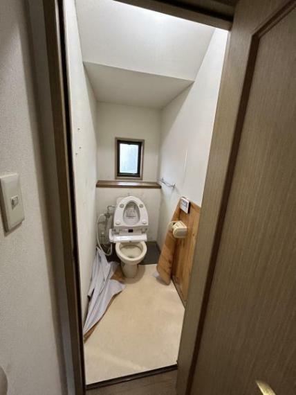 （リフォーム中4月12日撮影）1階トイレを撮影、トイレも新品交換致します。毎日使用する水廻りが新品なのは嬉しいですね。