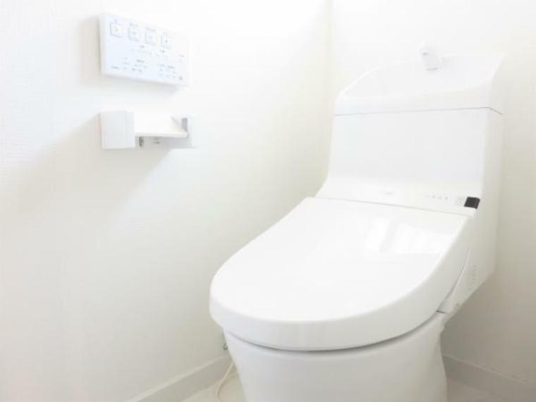 【同仕様写真】トイレはTOTO製の温水洗浄便座に交換します。洗浄量は従来のものより大幅な節水を実現、少ない水でもしっかりと洗浄。表面は凹凸がないため汚れがつきにくく、継ぎ目のない形状でお手入れも簡単です。