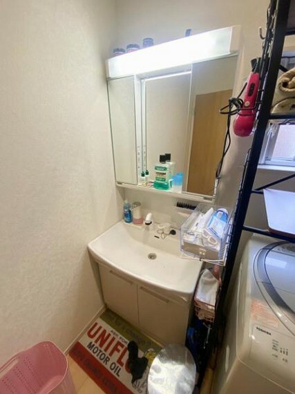 ドラム式の洗濯機を置いても十分にスペースある洗面室。