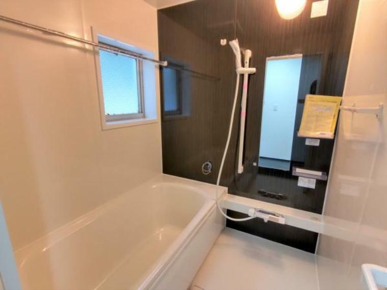 【リフォーム済】浴室はハウステック製の新品のユニットバスに交換しました。足を伸ばせる1坪サイズの広々とした浴槽で、1日の疲れをゆっくり癒すことができますよ。　