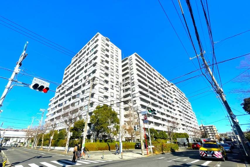 優れた周辺環境が魅力の日吉ロイヤルマンションは、東急東横線日吉駅から徒歩11分のところにあります。