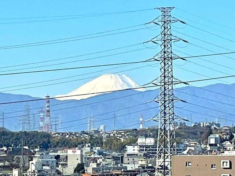 バルコニーに出ると、富士山を眺望できます。広い空と優しい風を感じることができます。つい深呼吸したくなる気持ちの良い眺望は、このお部屋の自慢です。