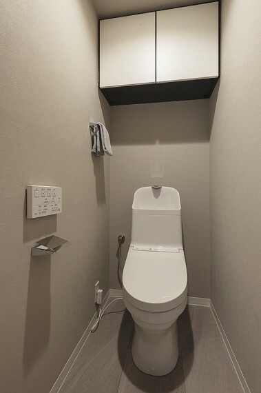 シックな雰囲気で落ち着きを感じるトイレです。現代の必需品、温水洗浄便座も備え付けです（2024年1月撮影）