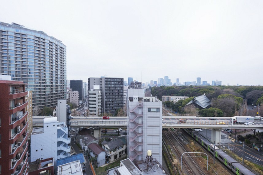 11階部分につき眺望良好。街並みと豊かな緑が融合した、開放感のある景色をご覧いただけます。