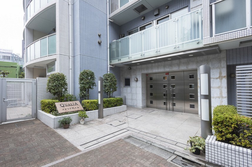JR山手線「代々木」駅まで徒歩約3分。渋谷区に佇む「クオリア代々木」の11階部分のお部屋です（2024年1月撮影）