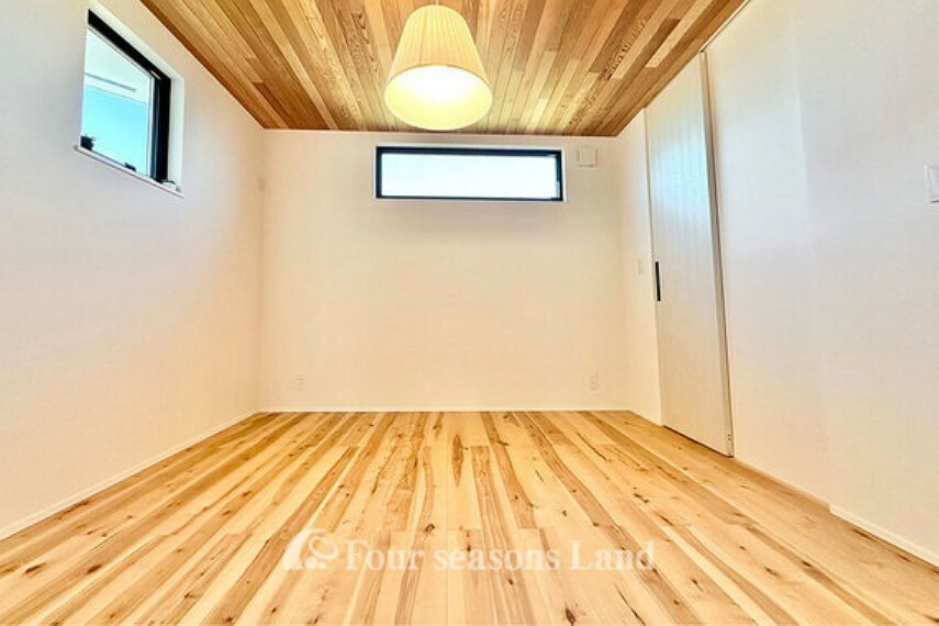 【主寝室】床はバーチでお部屋が明るい印象に！天井はレッドシダーを採用し、かっこいい空間を演出！書斎・WICも完備