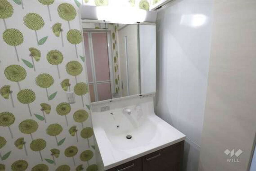 洗面室。鏡後ろの収納が豊富です。コンセントがあり、身支度に便利です。キッチンにもアクセス可能！