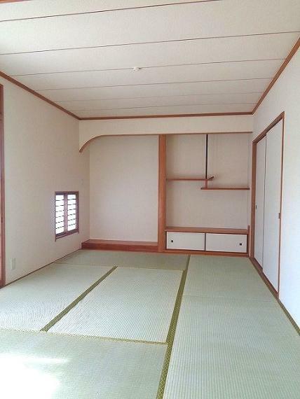 床の間のある和室。新しい畳の香りが落ちつく空間を演出。