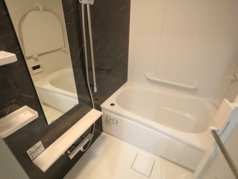 浴槽は跨ぎやすいよう配慮されており、シャワーヘッドの位置も変えられる、使い勝手の良い浴室です。