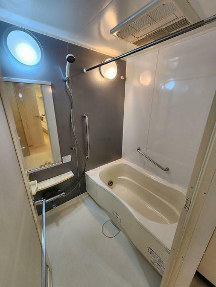 ユニットバスは1317サイズ、浴室乾燥つき、ドーム型天井で広々としています。