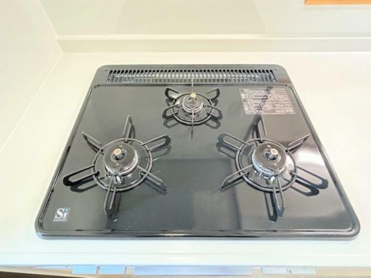 【リフォーム済】新品交換したキッチンは3口コンロで同時調理が可能。大きなお鍋を置いても困らない広さです。お手入れ簡単なコンロなのでうっかり吹きこぼしてもお掃除ラクラクです。