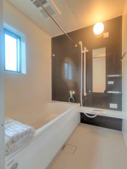 【リフォーム済】浴室はハウステック製の新品のユニットバスに交換しました。1日の疲れをゆっくり癒すことができますよ。