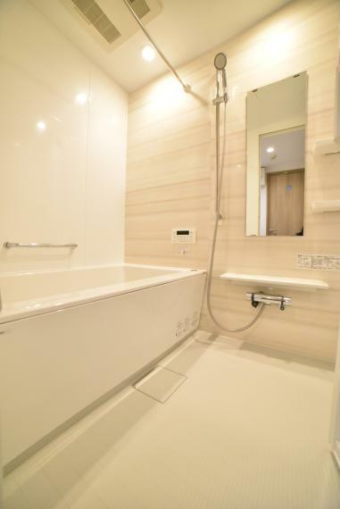 浴室乾燥暖房機付きのゆったりとした広さのバスルームで1日の疲れを癒せます！