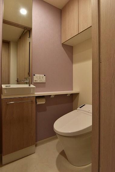 省スペースでデザイン性のあるタンクレストイレ。手洗い器や上部吊戸棚など使い勝手にもこだわっています。
