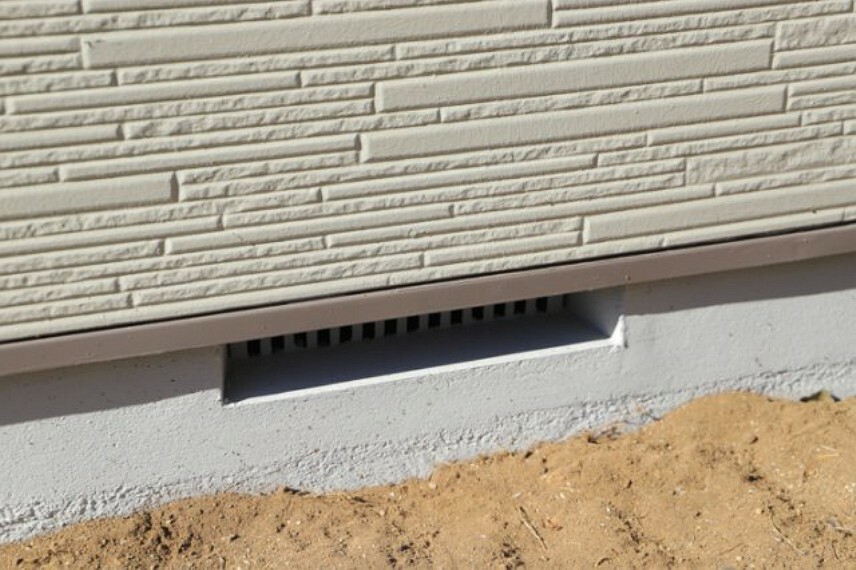 床下換気口は、床下に湿気がこもることを防ぎ、効果的に換気を行うために設置されています。床下換気口が設置されていない建物は、基礎パッキング工法などにより換気を行なっています。詳細は現地でご確認ください。