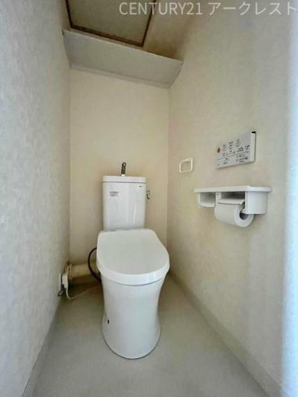 スッキリとしたトイレです。お手入れやお掃除が、簡単にできるシンプルなデザインのトイレです。棚付きで収納も楽々。