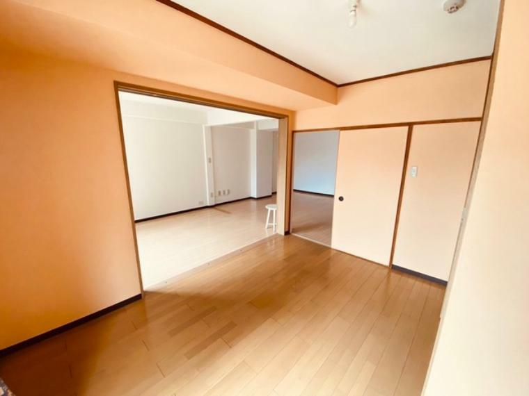扉を開放するとLDKと洋室を一体利用できる空間！扉を閉めると独立した空間としても活用できます。
