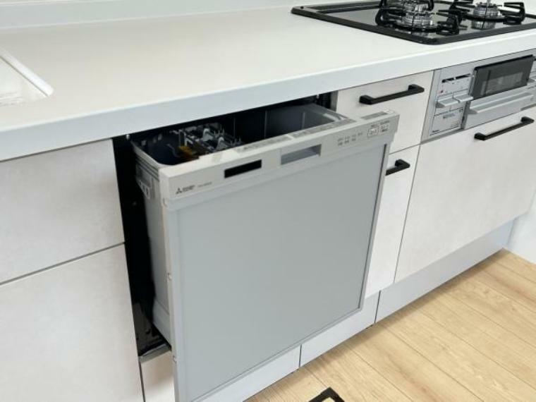 【食洗機】キッチンには、ビルトイン式の食洗機が内蔵されます。面倒な食器洗いも、楽しく早く出来そうで嬉しいですね。