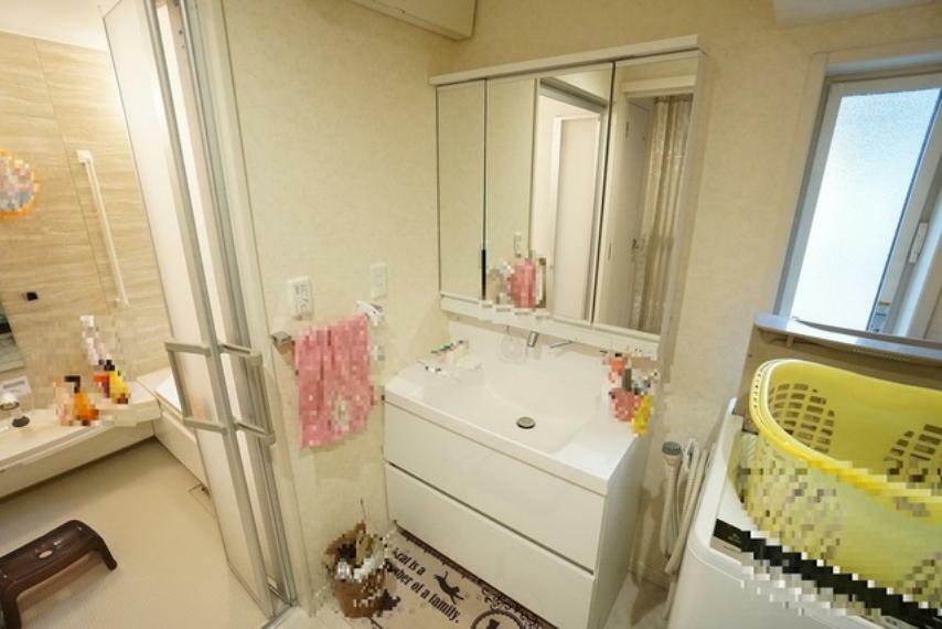 三面鏡つき洗面台。鏡裏にたっぷりとした収納スペースがあります。鏡を閉めてしまえば小物は見えないため、スッキリとした印象の洗面台にできます。