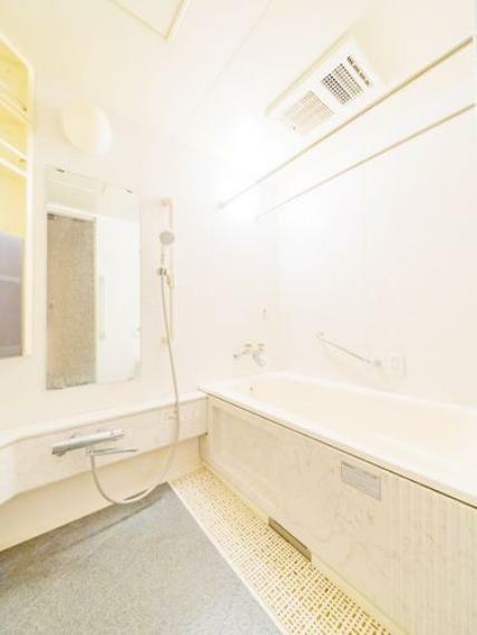 【ユニットバス】白を基調とした清潔感のある浴室です。