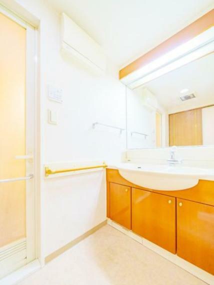 【洗面室】ゆとりある洗面スペースで朝の身支度もスムーズに。