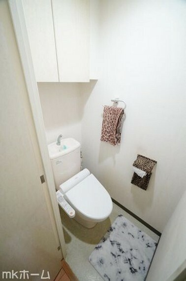 温水洗浄便座付きのトイレです！設置された小物入れはトイレットペーパーやお掃除用具の収納にも便利！
