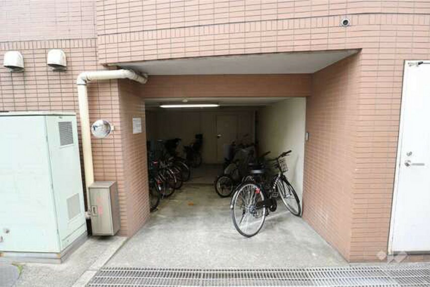 屋内駐輪場。雨の日も自転車が雨ざらしになる心配もなく、安心してお停めいただけます。