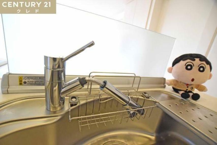 キッチンには自由度の高いシャワー付きの水栓を使用。<BR/>シンクの壁面にも直接水をかけることができるので、洗剤の洗い残しなどのリスクを少なくします。