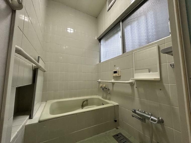浴室乾燥機の他にも開口部のある浴室スペース。<BR/>お風呂上がりの湿気も、窓を開けておくことで改善可能。<BR/>お湯につかりながら、ちょっとした露天気分？