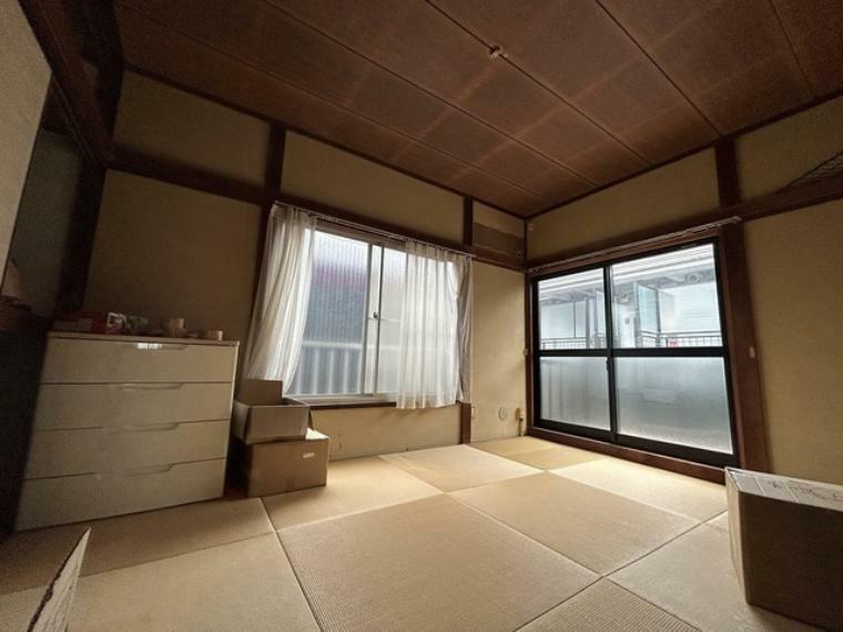 伝統的な日本文化とモダンなライフスタイルを融合させる和室。畳の感触や香りが、日常のストレスを和らげ、リフレッシュされた気持ちで新たな一日を迎えることができます。