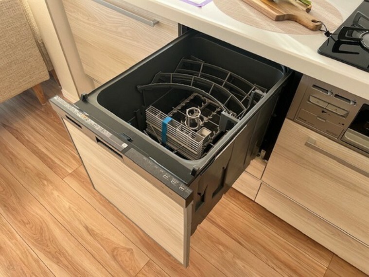 ビルトイン食洗機は作業台が広く使え、見た目もスッキリ。節水や節電も充実して家事の手助けをしてくれます。