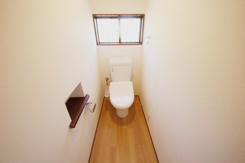 白を基調とした清潔感のあるウォシュレット付きのトイレはリラックスできる空間です。