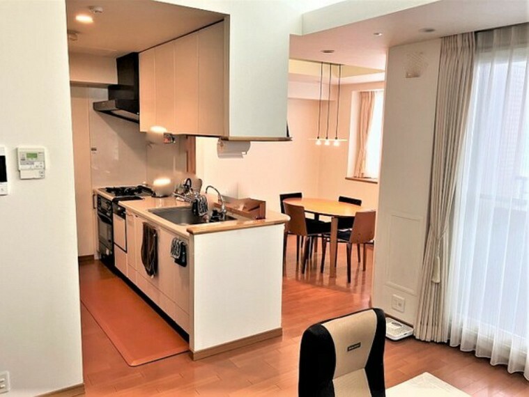 人気の対面式システムキッチンは食洗器、オーブンレンジが設置されています。