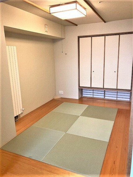 吊押入のある琉球畳の約6畳和室。