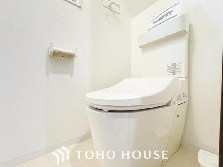 「便座・ウォシュレット交換済。」トイレは快適な温水洗浄便座付です。清潔感のあるホワイトで統一しました。いつも清潔な空間であって頂けるよう配慮された造りです。