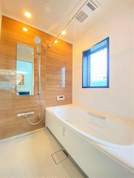 【浴室】<BR/>小窓付きで自然換気も可能なバスルーム。<BR/>窓からの採光で明るいので朝風呂も明るい中で楽しめます！