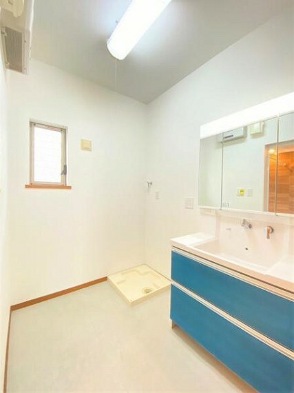 【洗面台・洗面所】<BR/>ゆったりとした広さの洗面室。<BR/>小窓付きで換気も可能です。