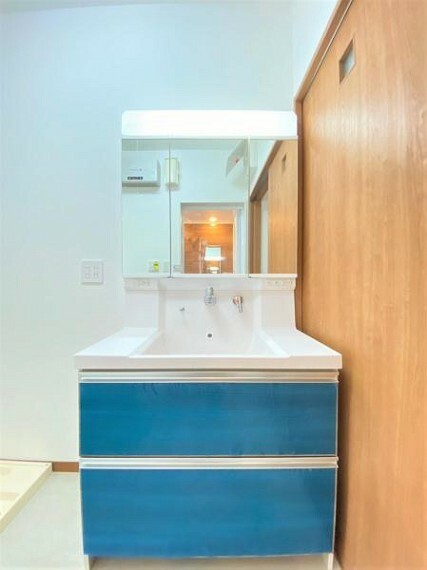 【洗面台・洗面所】<BR/>鮮やかな青が印象的な洗面化粧台。<BR/>使いやすい幅広タイプ。