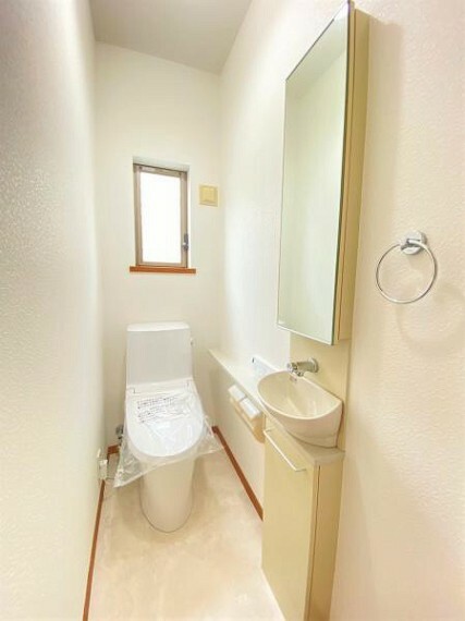 【トイレ】<BR/>洗面鏡付きの奥行のある個室トイレ。<BR/>小窓付きで自然換気も可能！