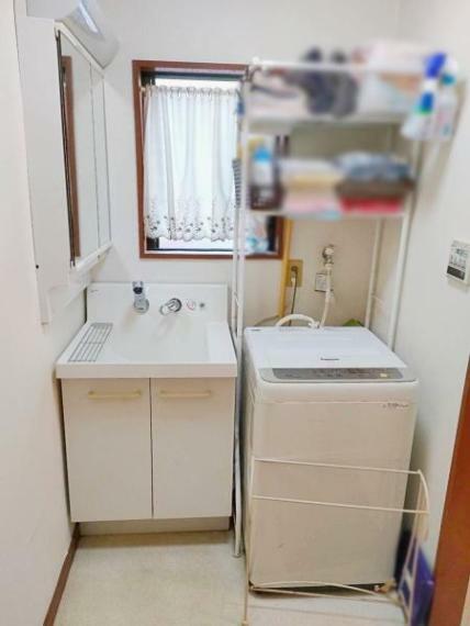 洗面脱衣所・洗濯機置き場の様子です。洗面台は平成27年に交換されました。