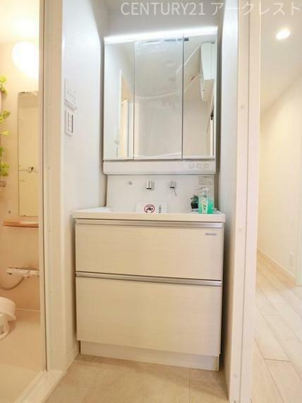清潔感のあるすっきりとした洗面台です。洗面台下に収納スペースがあり、日用品のストックに便利です。白が基調の清潔感のある洗面所です。