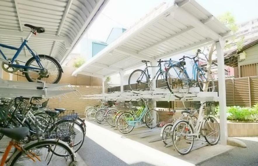 駐輪場は屋根付きで雨から自転車を守ります。