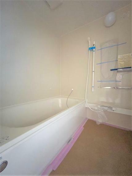 【同仕様写真/ユニットバス】浴室はハウステック製の新品のユニットバスに交換します。浴槽には滑り止めの凹凸があり、床は濡れた状態でも滑りにくい加工がされている安心設計です。